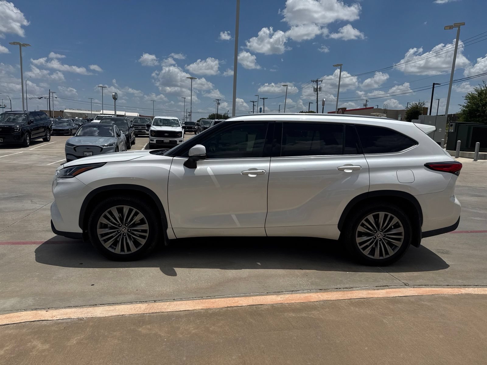 Used 2020 Toyota Highlander Platinum AWD/4WD image 6
