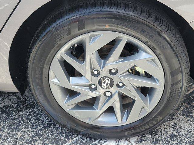 Used 2024 Hyundai Elantra Blue FWD image 11
