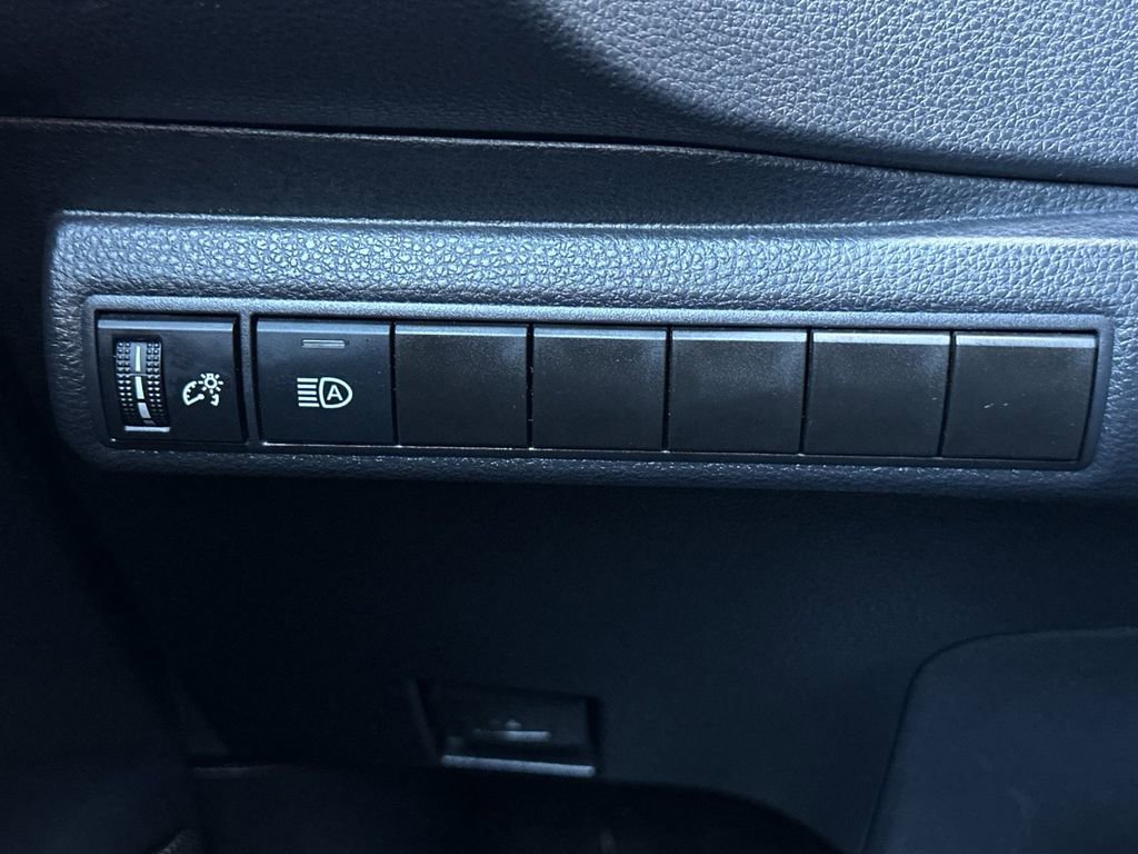 Used 2025 Toyota Corolla LE image 28
