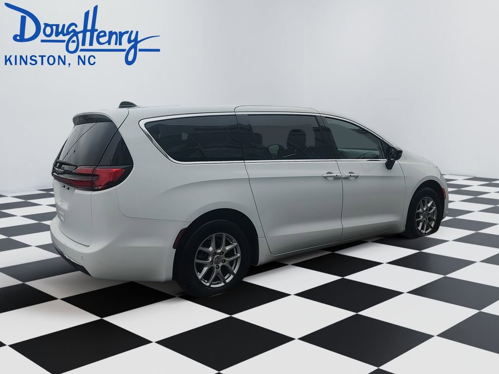 Used 2024 Chrysler Pacifica Touring-L FWD image 5
