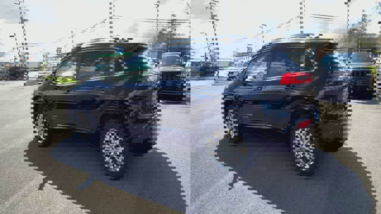 Used 2017 Jeep Cherokee Overland w/ Technology Group image 6