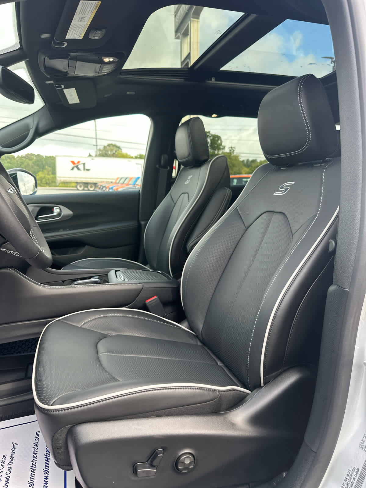 New 2026 Chrysler Pacifica Limited image 14