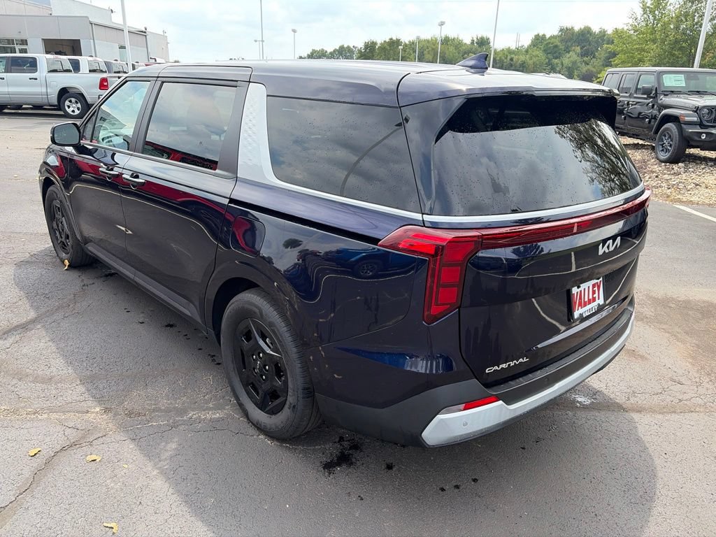 Used 2025 Kia Carnival FWD image 5