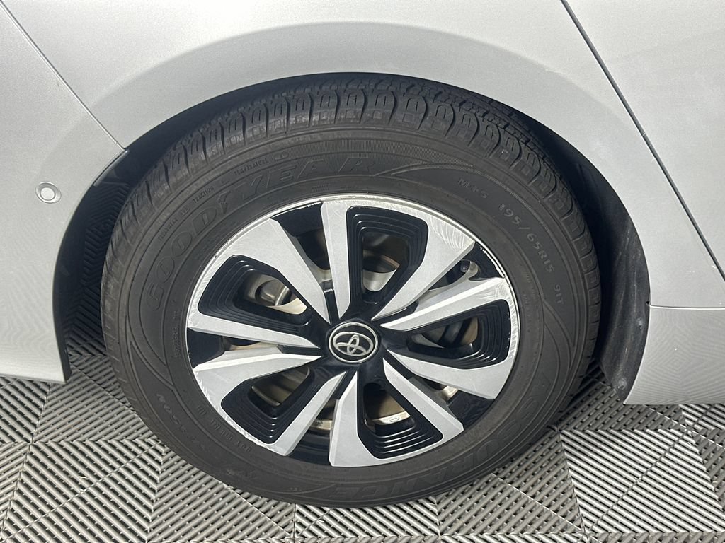 Used 2017 Toyota Prius Prime Advanced FWD image 17