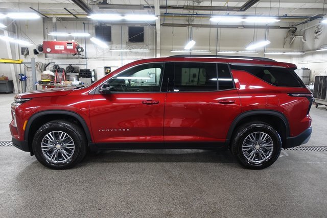 Used 2025 Chevrolet Traverse LT w/ Enhanced Driving Package image 4