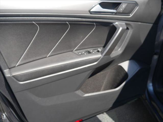 Used 2023 Volkswagen Tiguan SE w/ Panoramic Sunroof Package AWD/4WD image 17