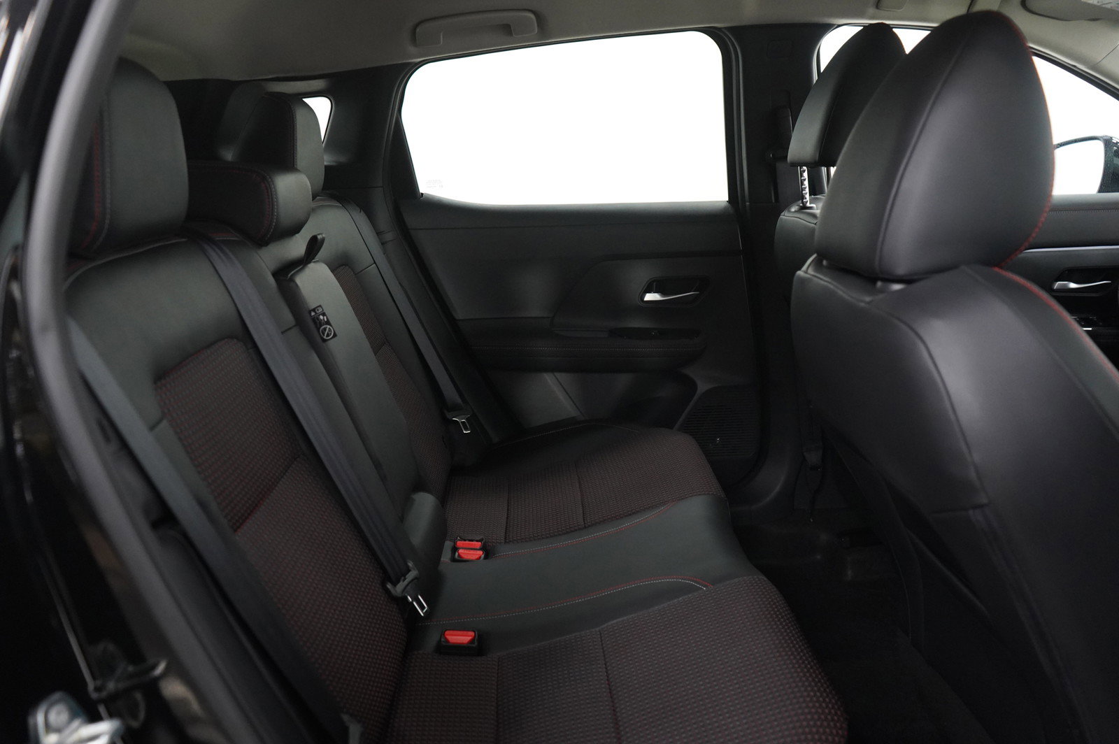 Used 2025 Nissan Kicks SR w/ Illumination Package image 12