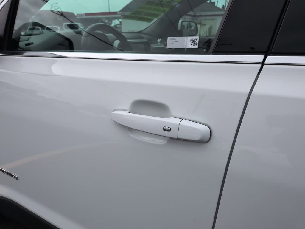 Used 2020 GMC Acadia SLT FWD image 17