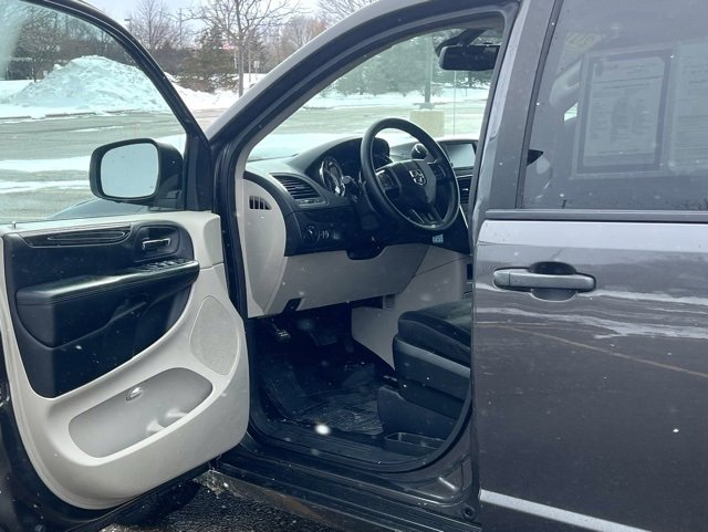 Used 2019 Dodge Grand Caravan SE w/ UConnect Hands-Free Group image 14