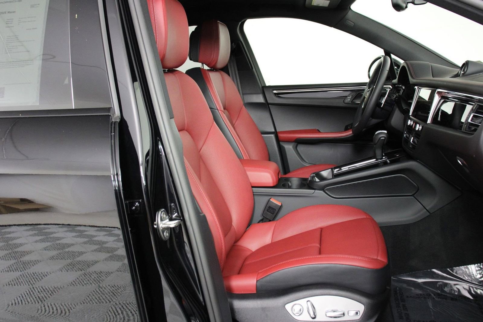 Certified 2025 Porsche Macan image 31