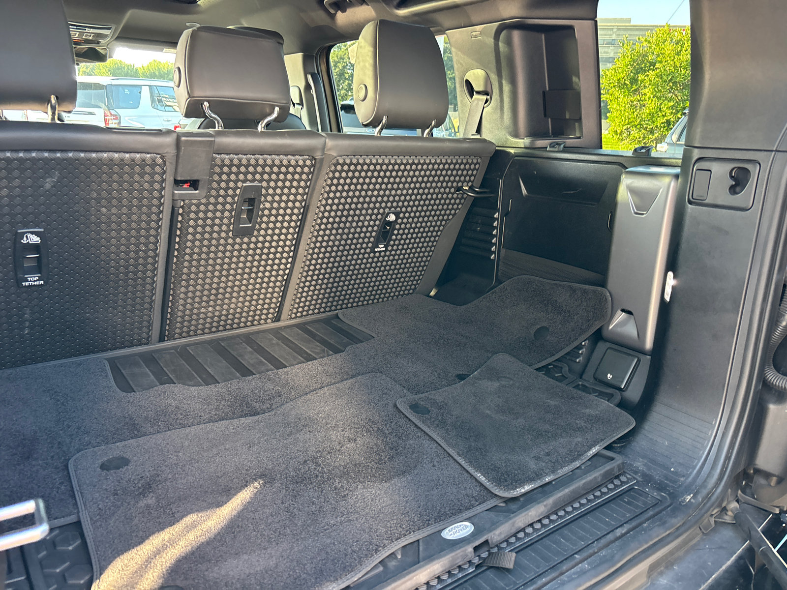 Used 2025 Land Rover Defender 110 X-Dynamic SE AWD/4WD image 9