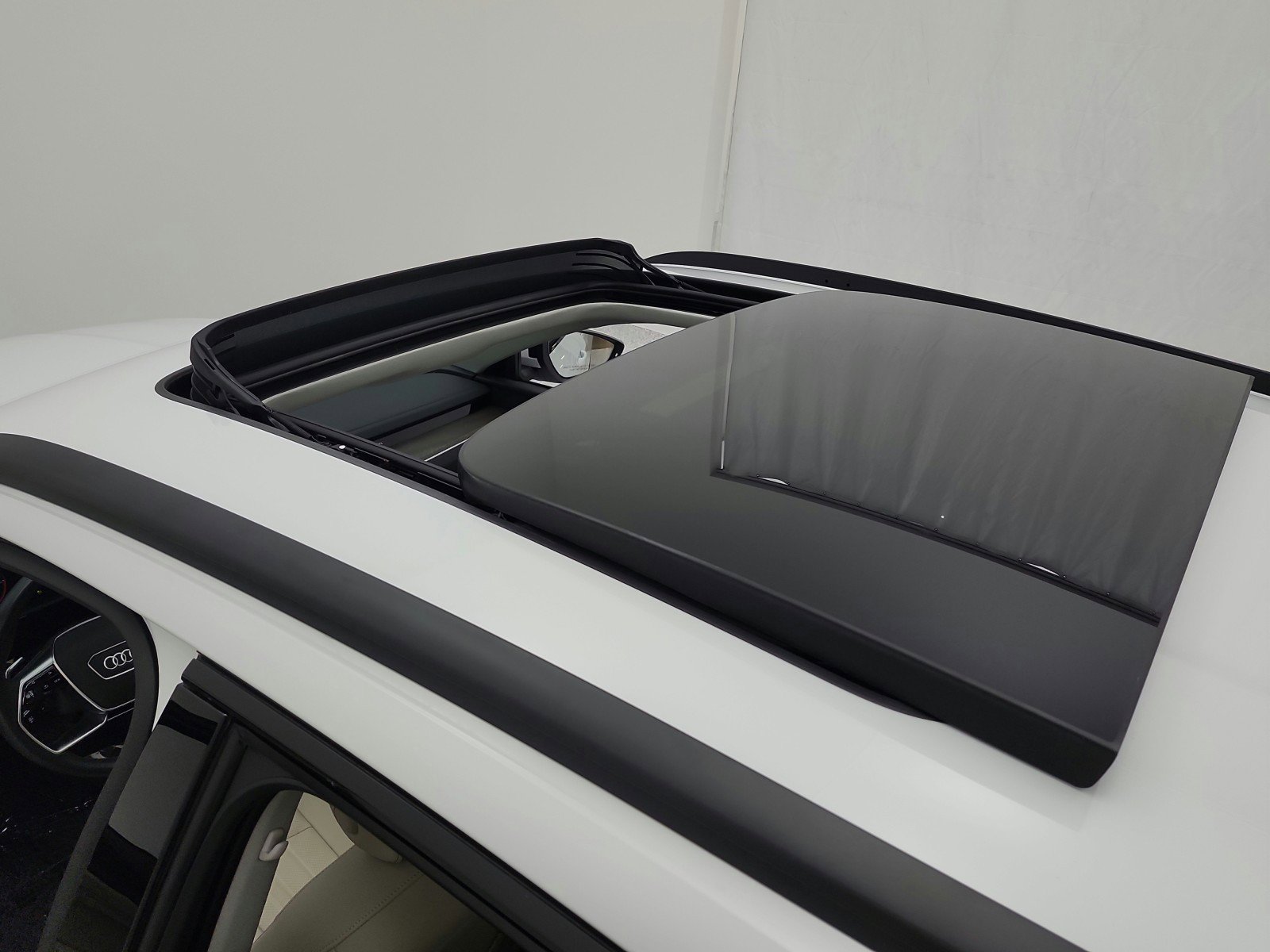 Used 2024 Audi Q8 e-tron Premium Plus w/ Premium Plus Package image 11