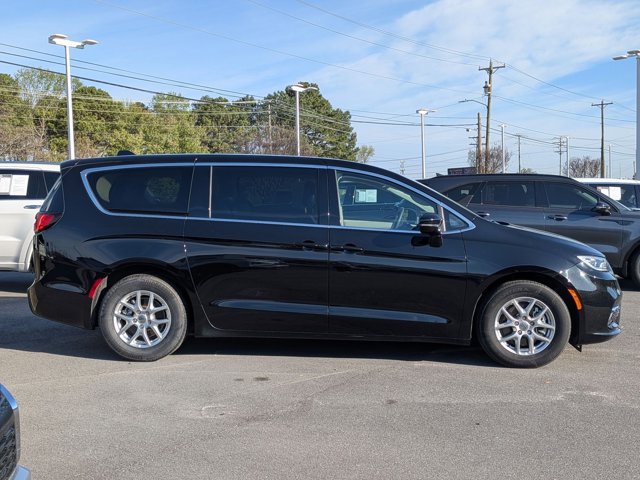 Used 2024 Chrysler Pacifica Touring-L FWD image 3