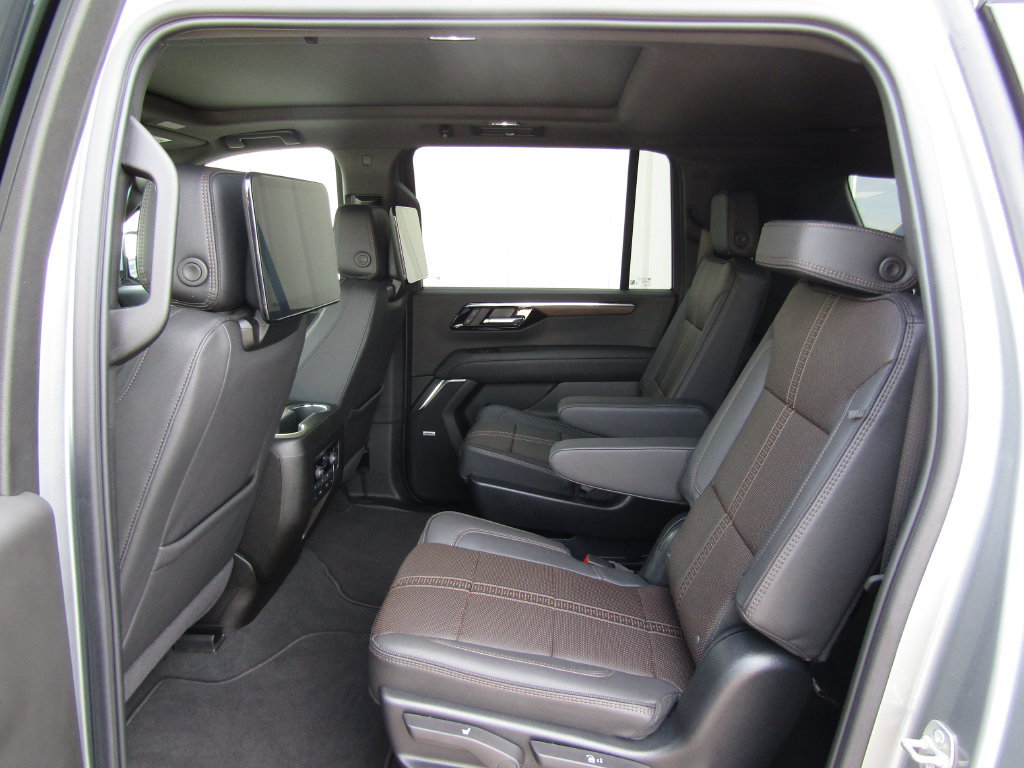 Used 2025 Chevrolet Suburban High Country AWD/4WD image 43