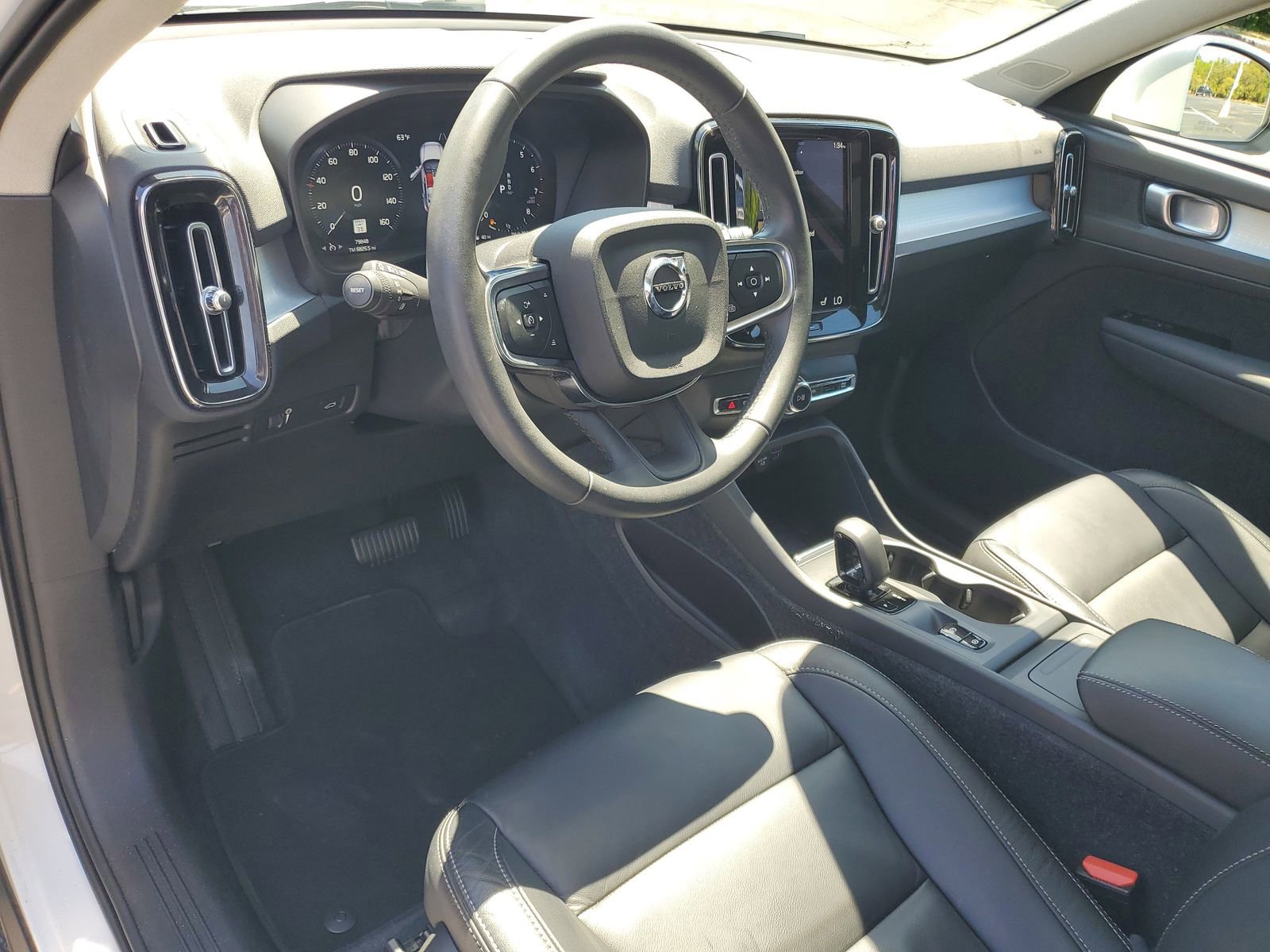 Used 2022 Volvo XC40 T5 Momentum image 6