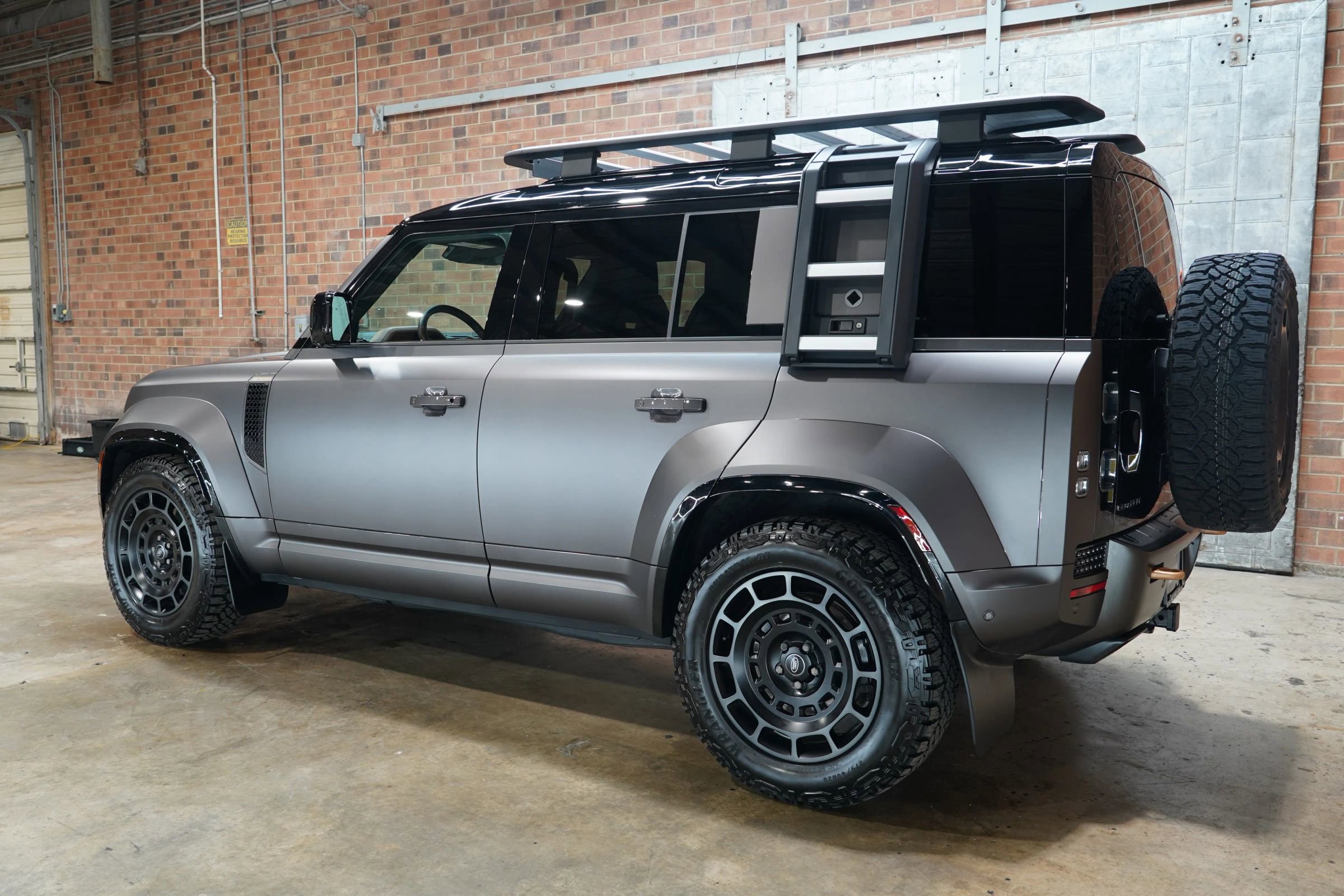 Used 2025 Land Rover Defender 110 image 14