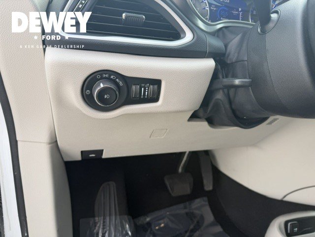 Used 2023 Chrysler Pacifica Touring-L FWD image 12