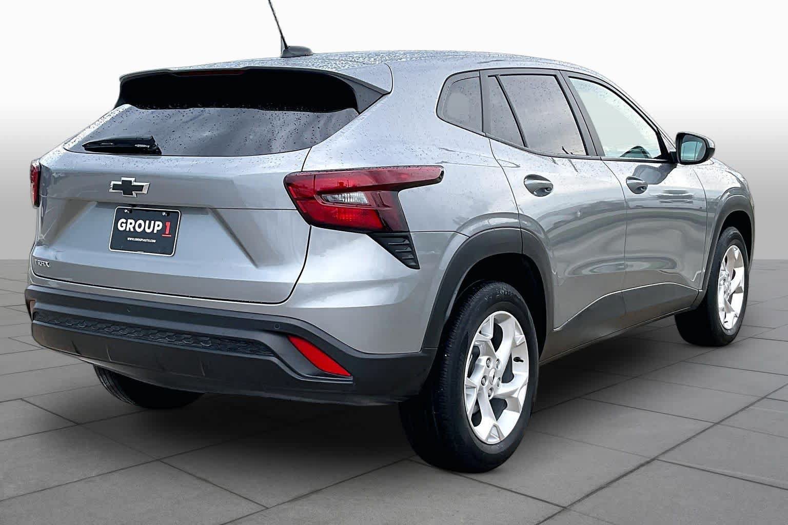 Used 2025 Chevrolet Trax LS w/ LS Convenience Package FWD image 13