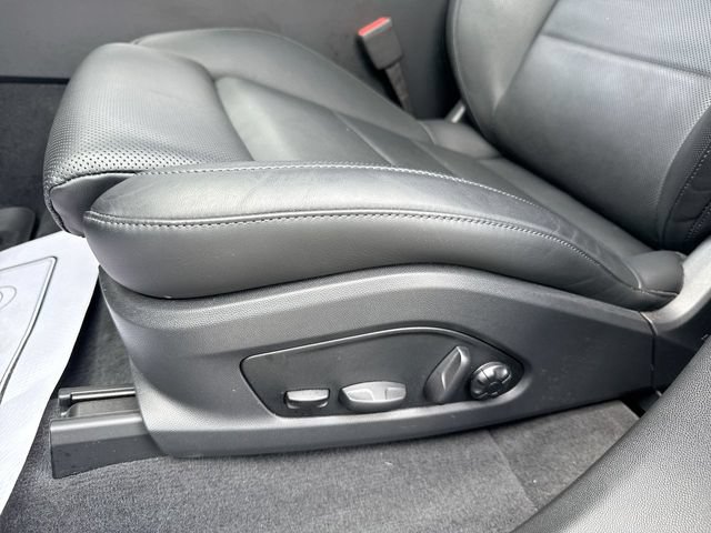 Used 2024 Porsche Macan 4 Electric AWD/4WD image 12