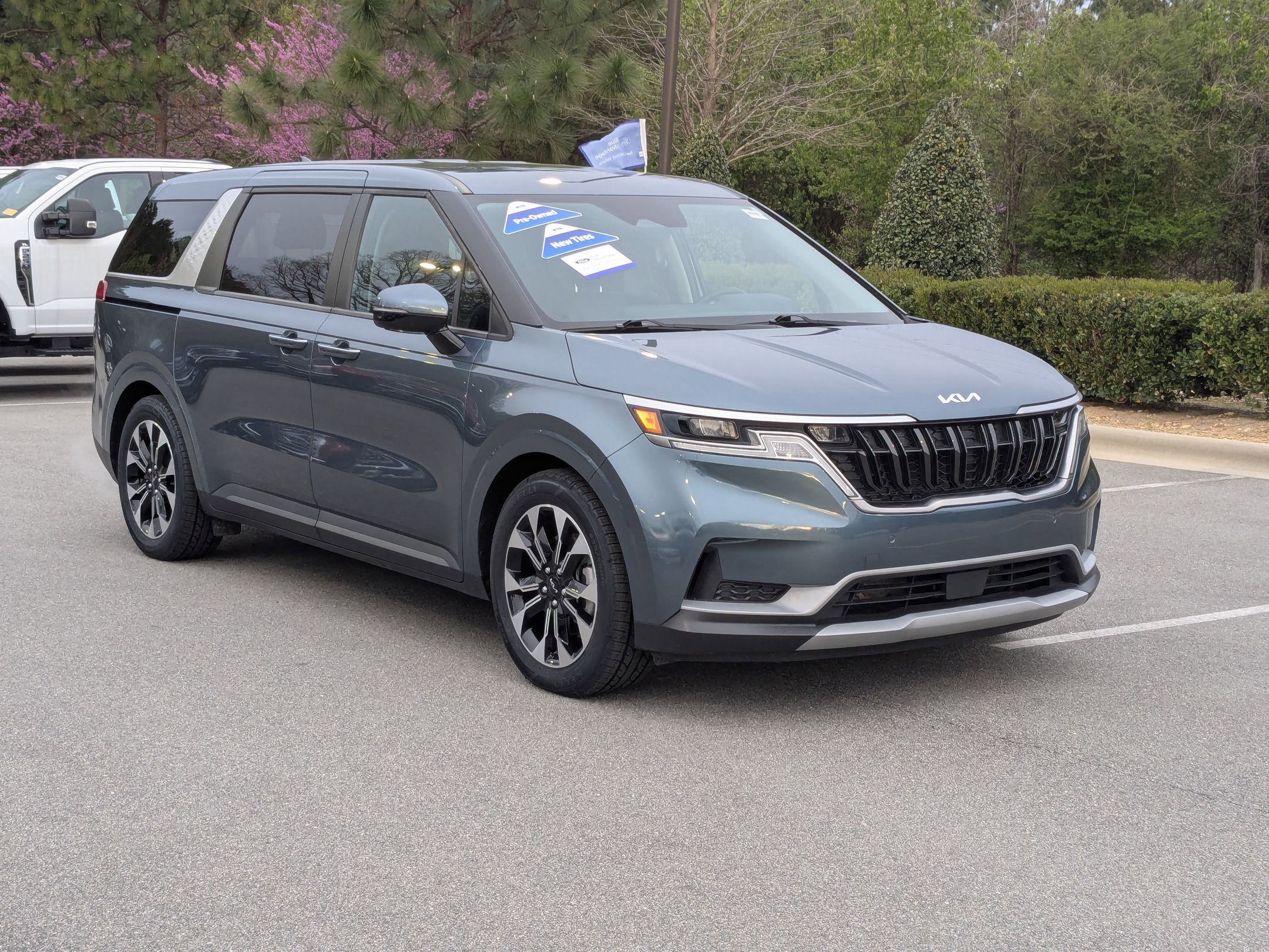 Used 2024 Kia Carnival EX image 1