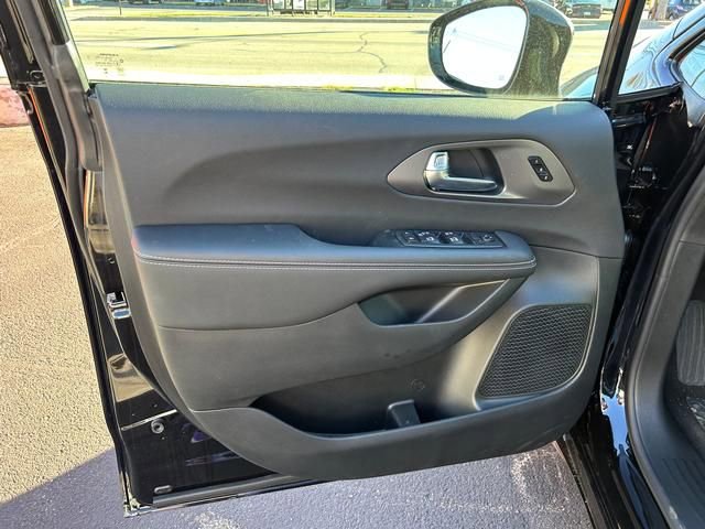New 2026 Chrysler Pacifica Select image 10
