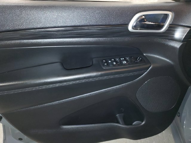 Used 2019 Jeep Grand Cherokee Altitude AWD/4WD image 11