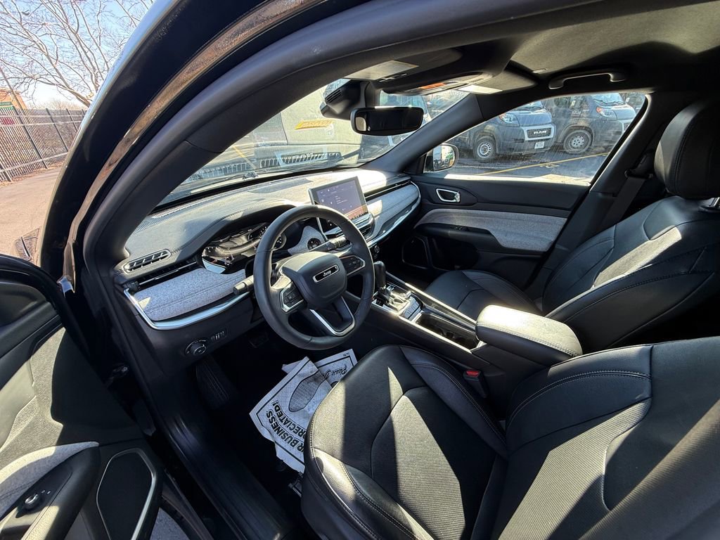 Used 2023 Jeep Compass Latitude image 10