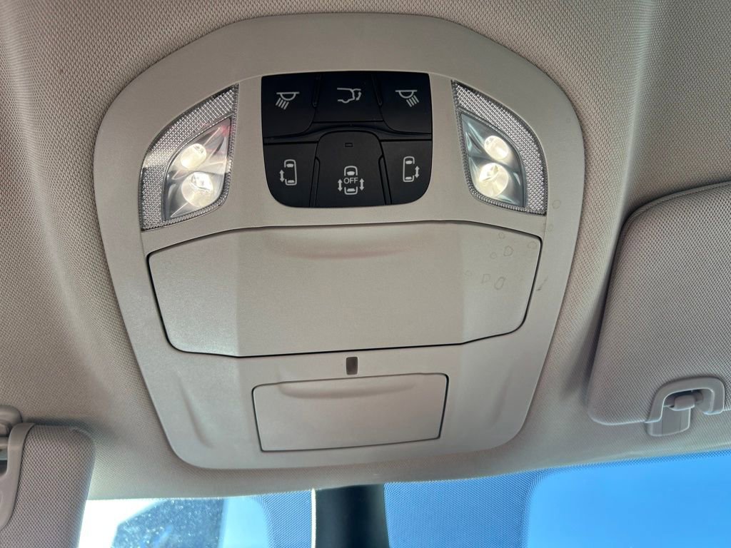 Used 2024 Chrysler Pacifica Touring-L image 23