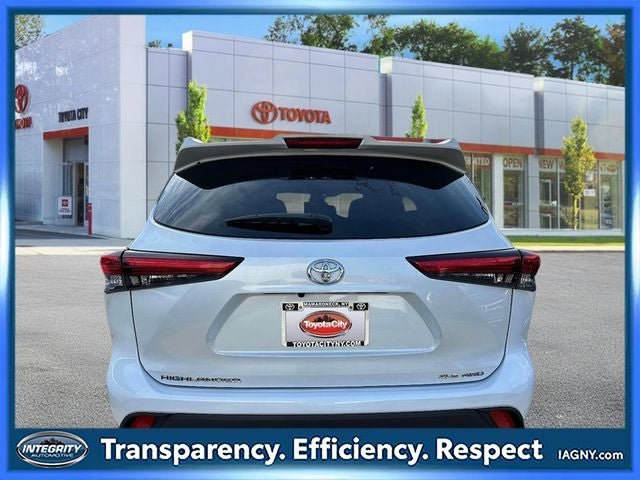 Used 2022 Toyota Highlander XLE AWD/4WD image 4