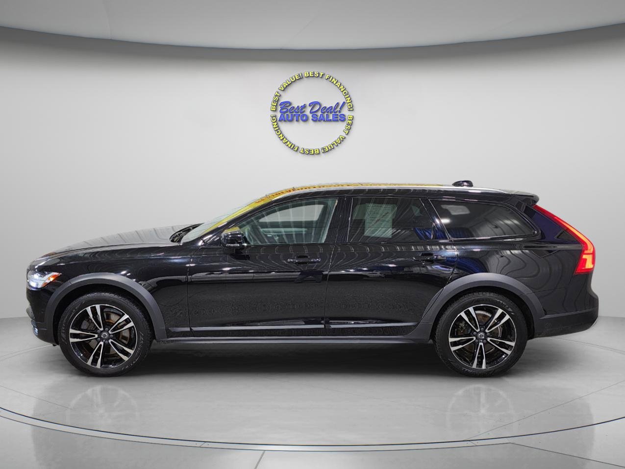 Used 2018 Volvo V90 T5 Cross Country w/ Convenience Package image 3