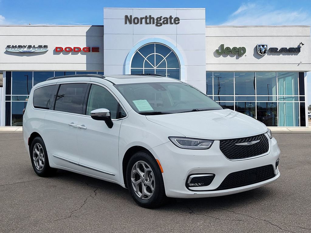 Used 2023 Chrysler Pacifica Limited FWD image 2