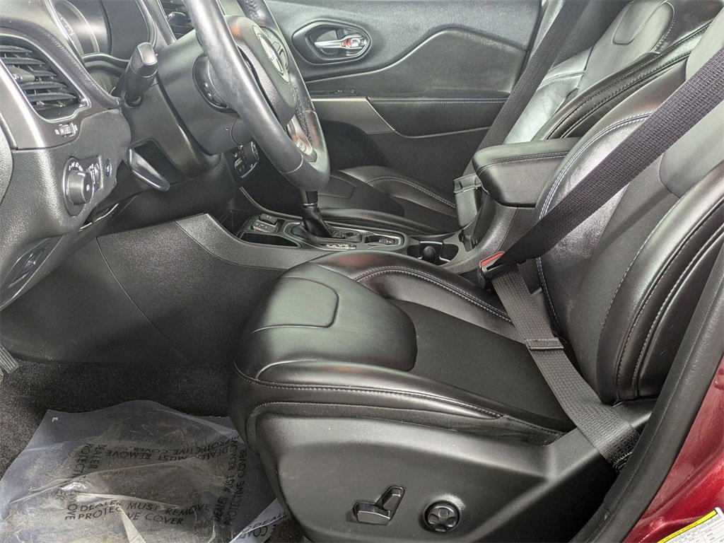 Certified 2019 Jeep Cherokee Latitude Plus w/ Comfort/Convenience Group image 12