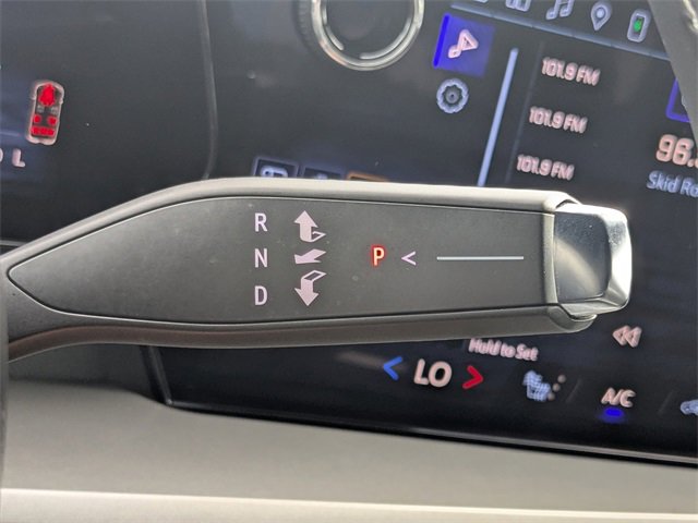 Used 2025 Chevrolet Traverse LT image 26