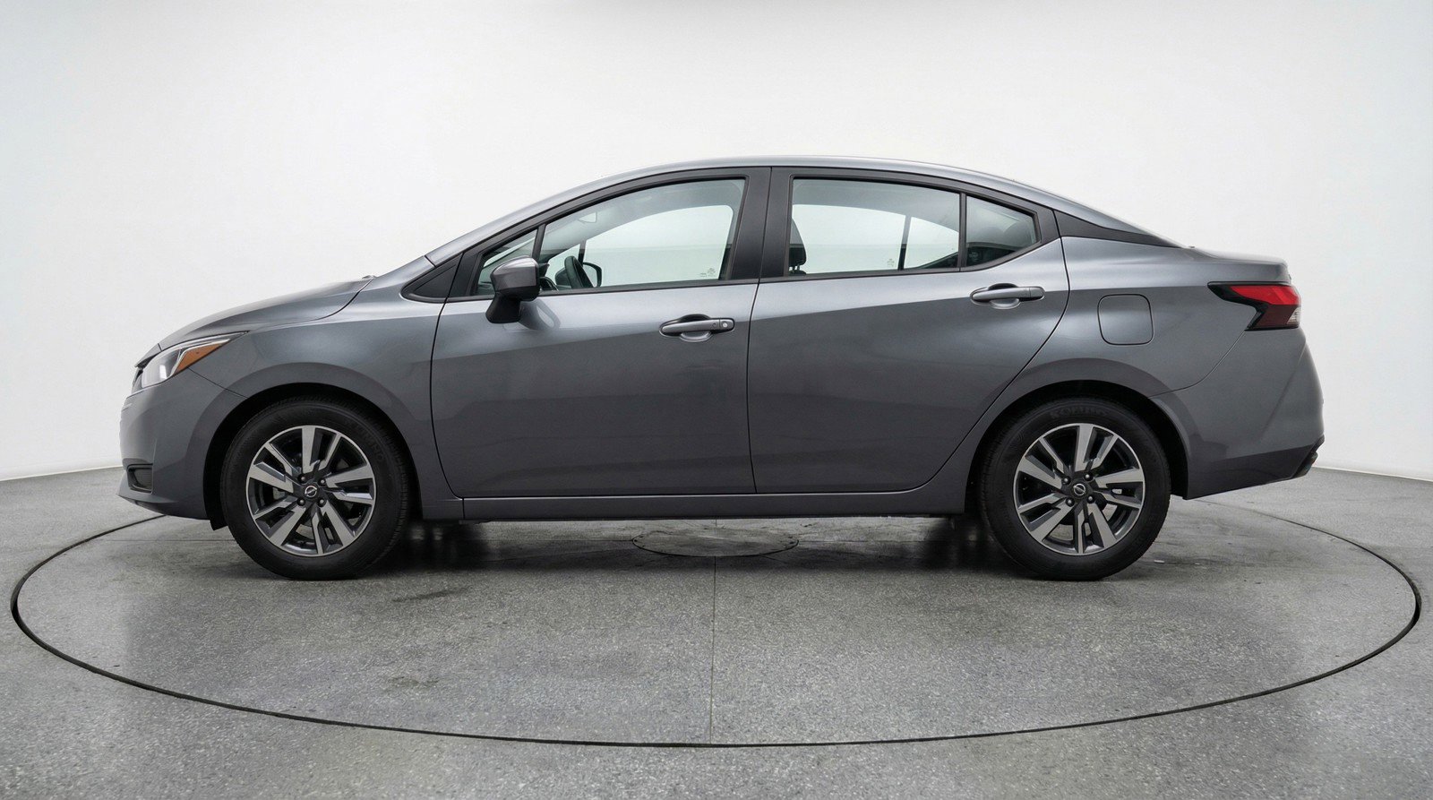 Used 2025 Nissan Versa SV image 5