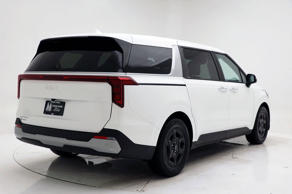 Used 2025 Kia Carnival FWD image 8