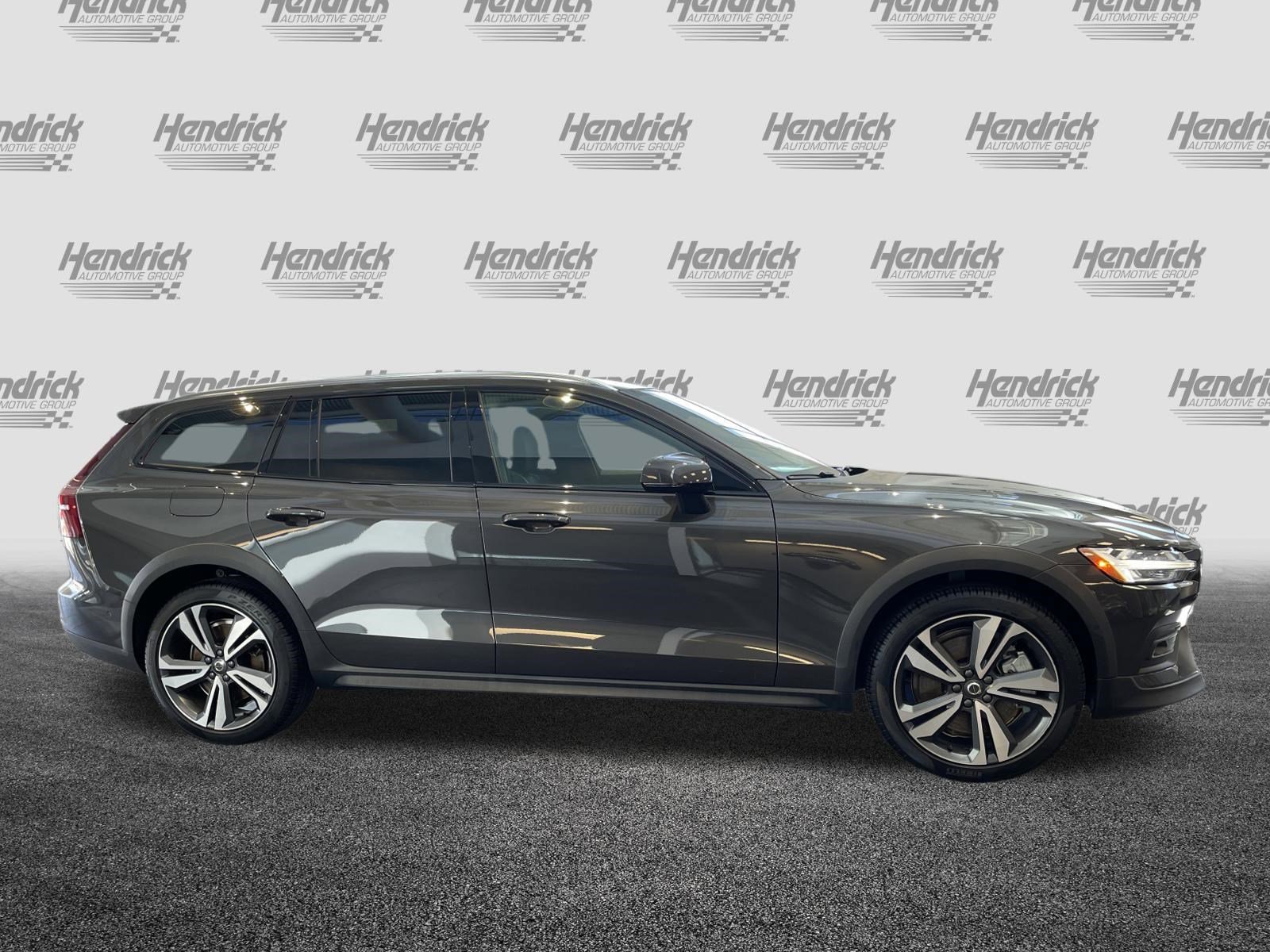 Used 2025 Volvo V60 B5 Cross Country Plus AWD/4WD image 11