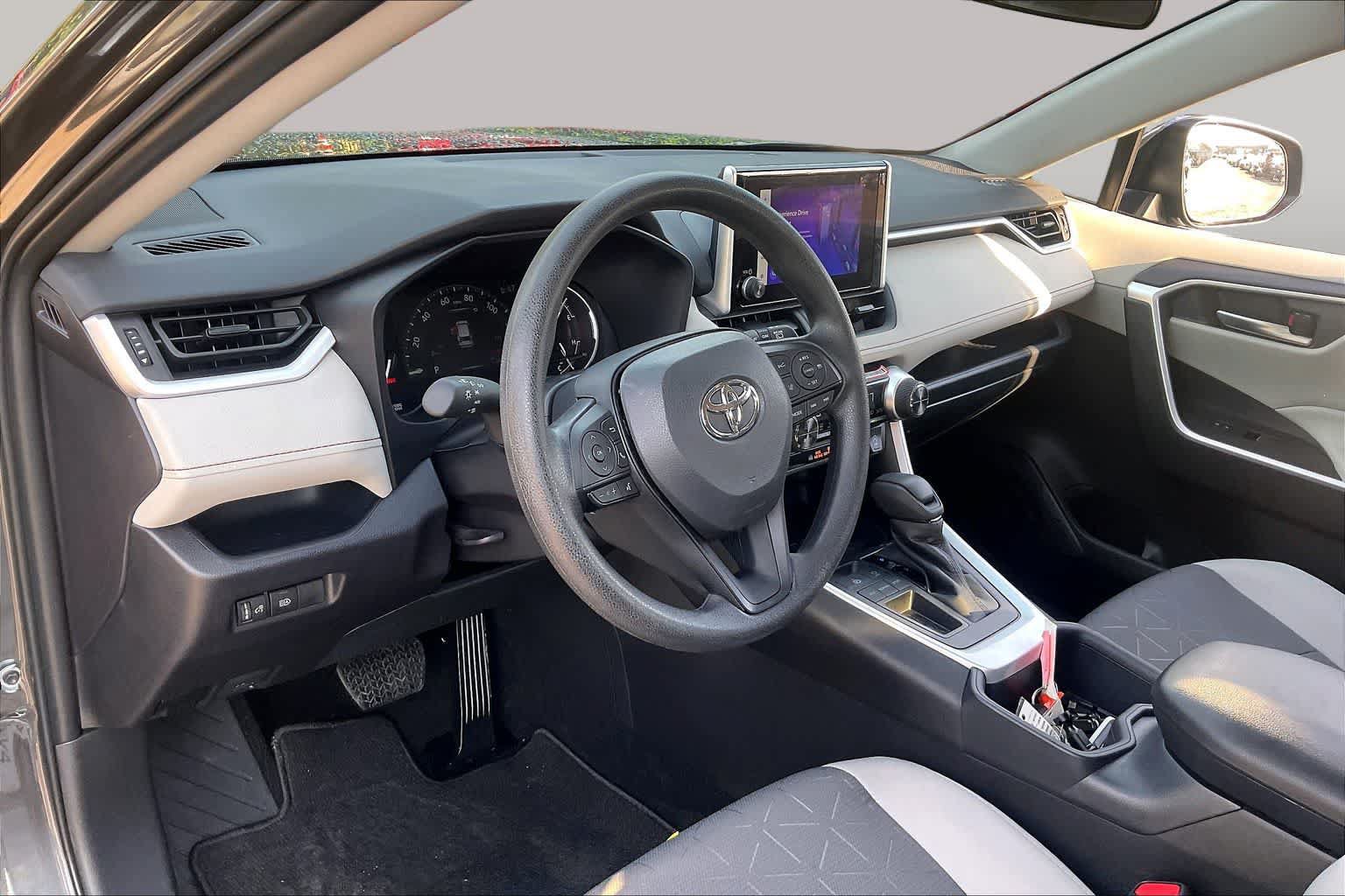 Used 2025 Toyota RAV4 XLE FWD image 17