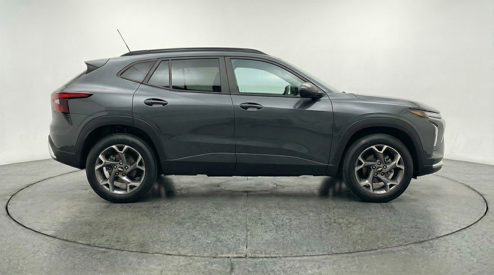 Used 2025 Chevrolet Trax LT FWD image 11