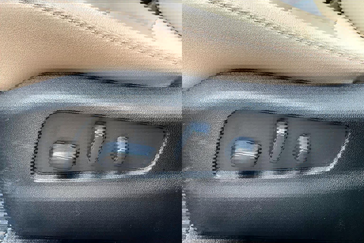 Used 2024 Cadillac XT4 Luxury w/ Cold Weather Package image 33