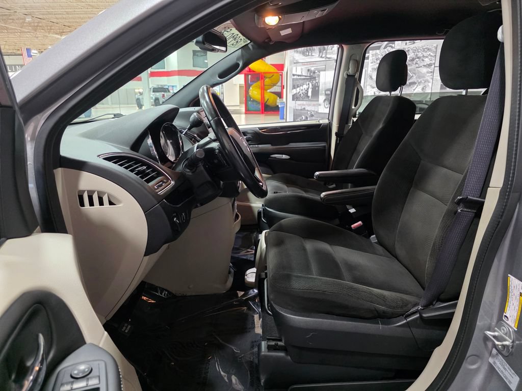 Used 2016 Dodge Grand Caravan SE FWD image 13