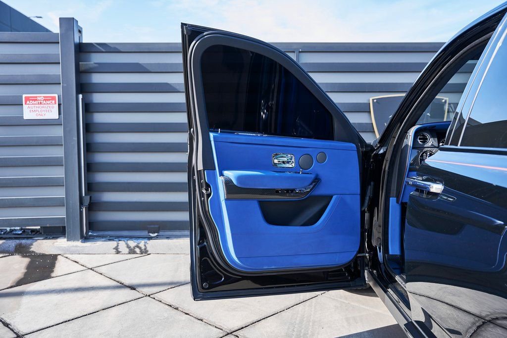 Used 2021 Rolls-Royce Cullinan Black Badge image 37