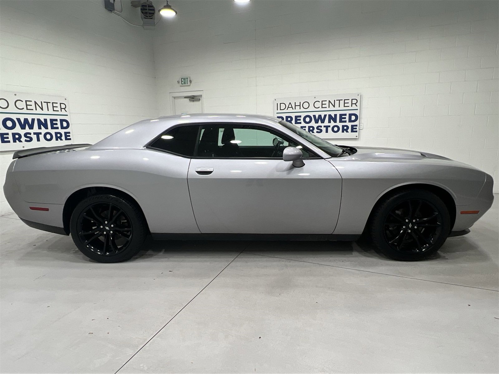 Used 2017 Dodge Challenger SXT w/ Blacktop Package image 9