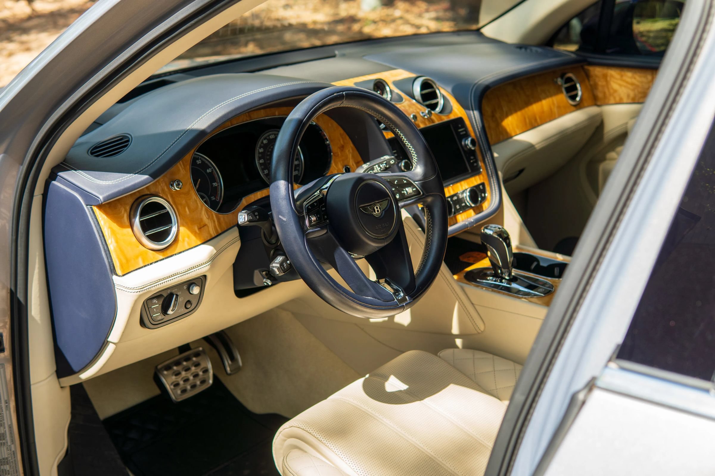 Used 2017 Bentley Bentayga AWD/4WD image 19