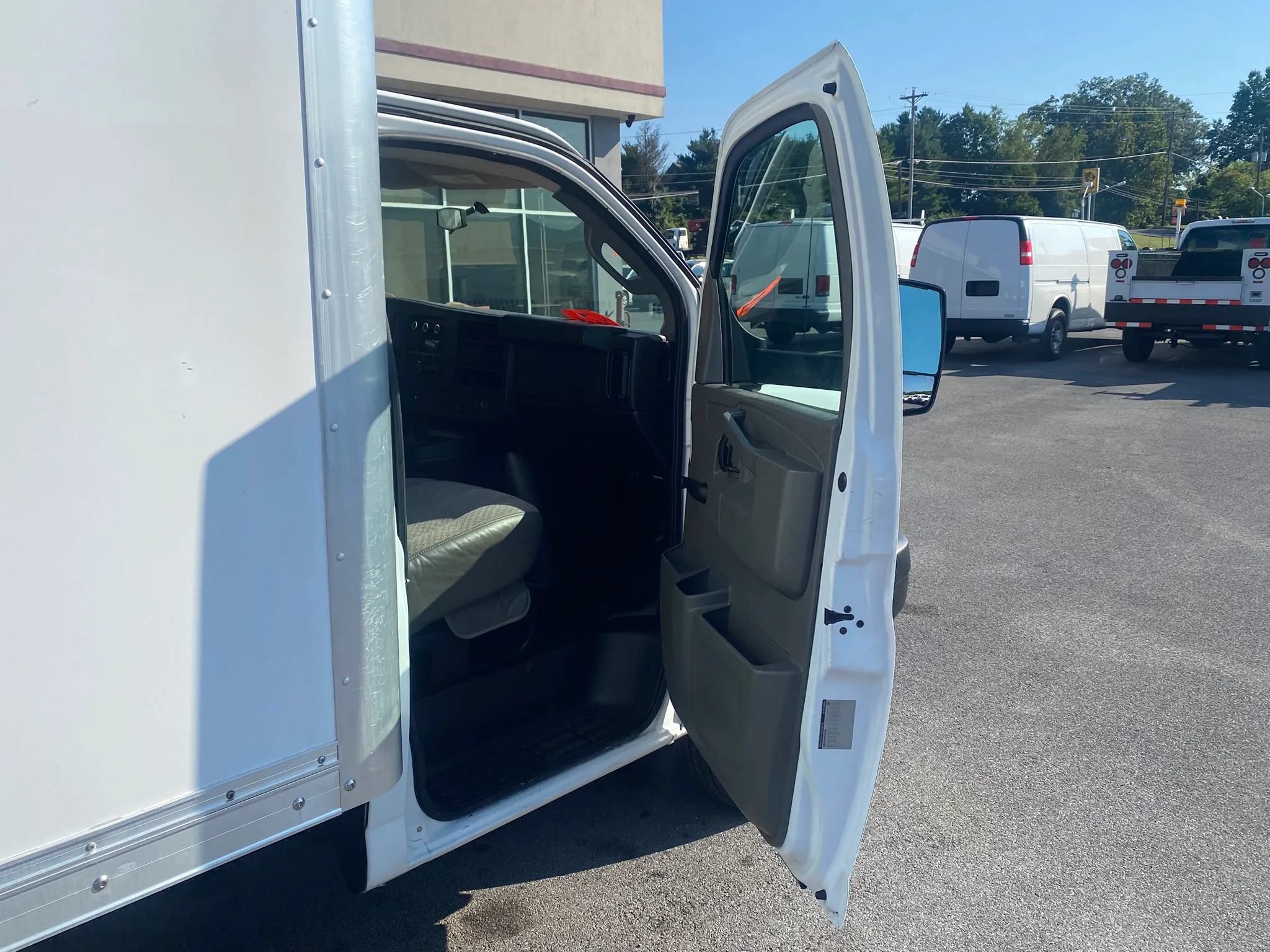 Used 2017 Chevrolet Express 4500 Extended RWD image 16