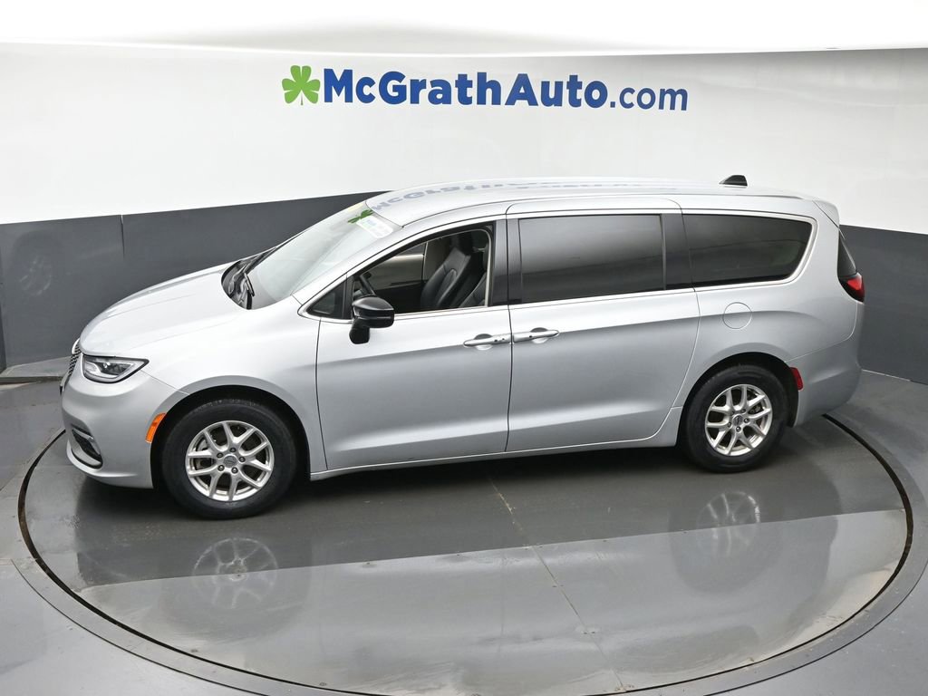 Used 2024 Chrysler Pacifica Touring-L image 17