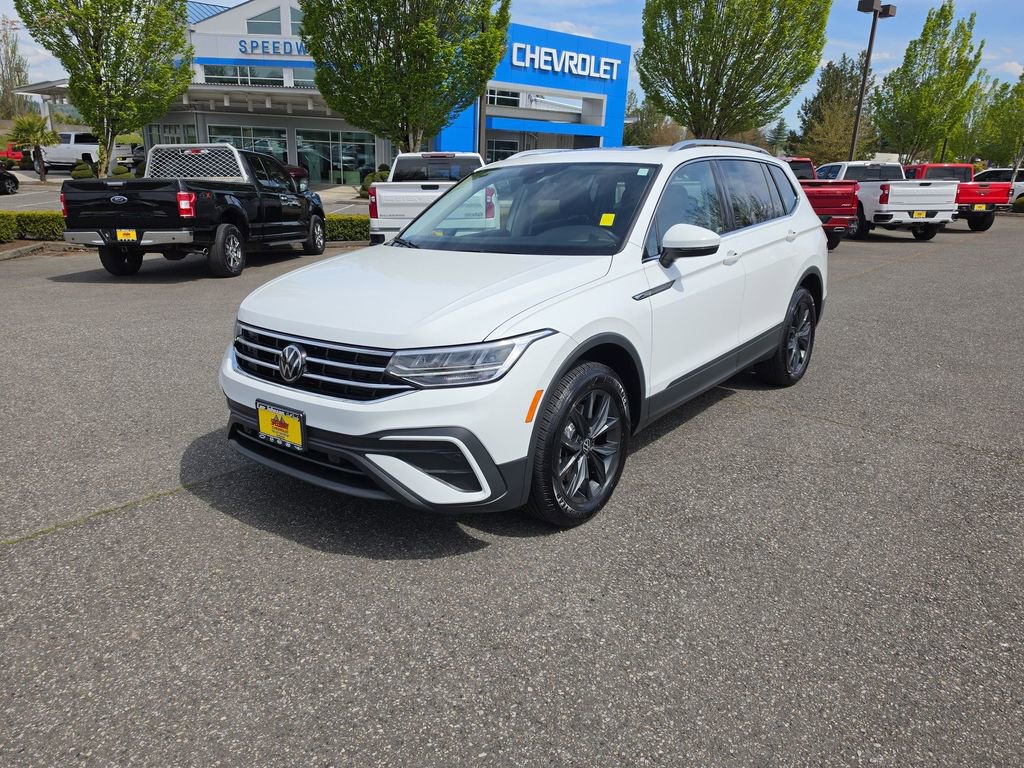 Used 2024 Volkswagen Tiguan SE AWD/4WD image 2