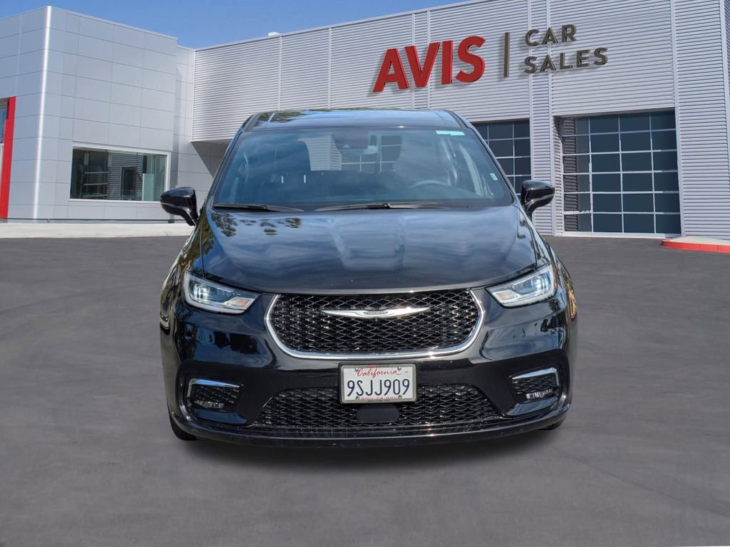 Used 2025 Chrysler Pacifica Select image 2
