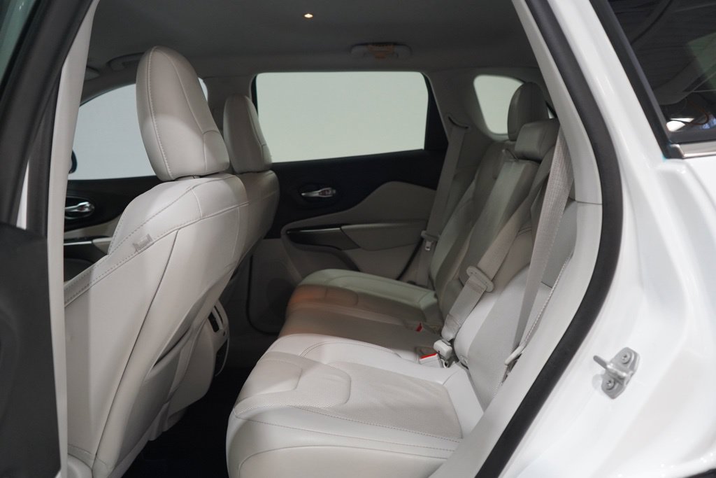 Used 2020 Jeep Cherokee Latitude Lux w/ Comfort/Convenience Group FWD image 31