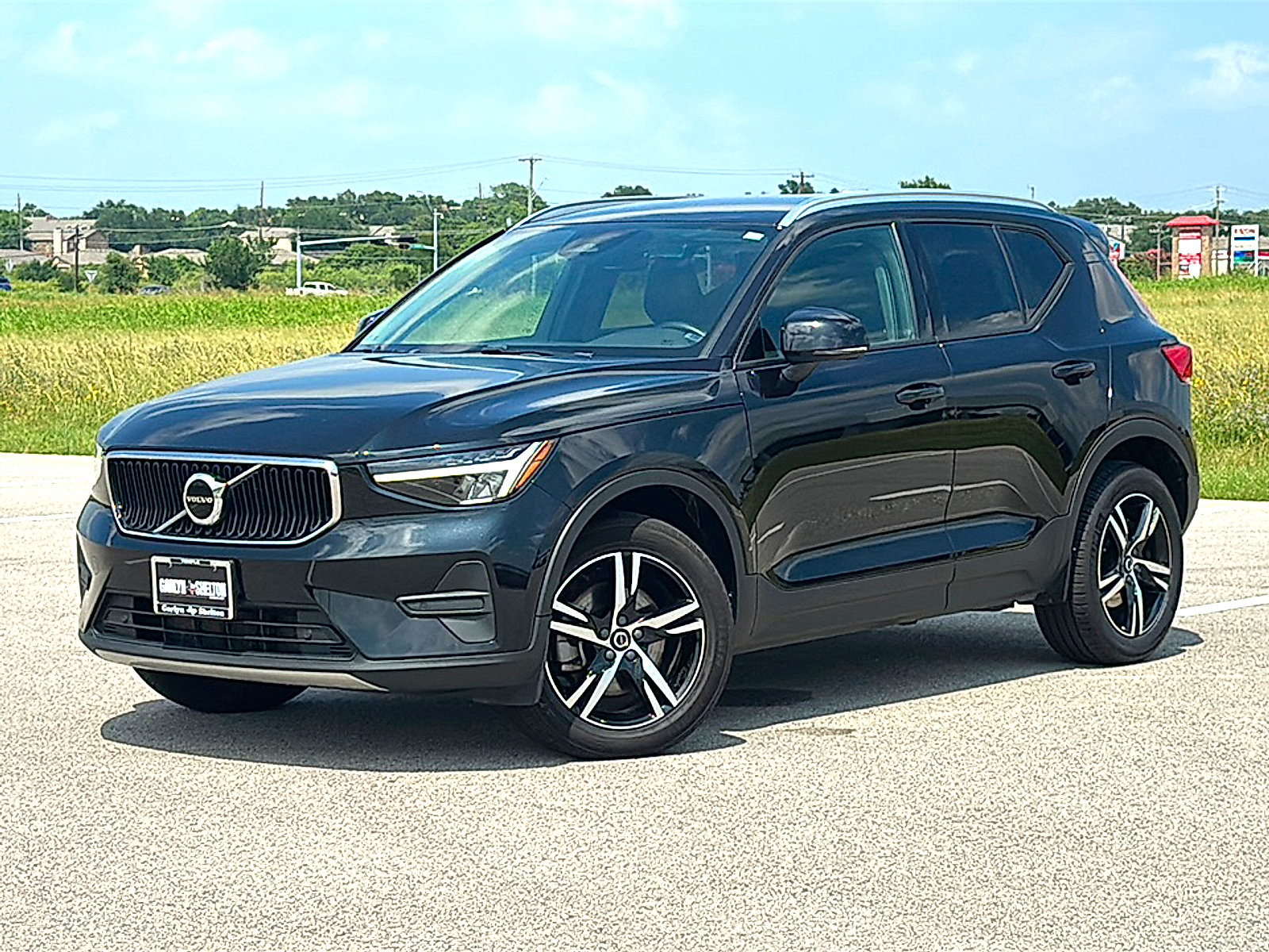 Used 2023 Volvo XC40 B5 Core AWD/4WD image 2
