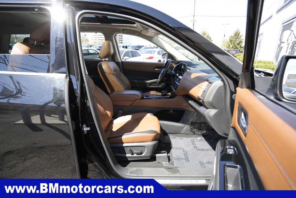 Used 2022 Nissan Pathfinder Platinum w/ Cargo Package AWD/4WD image 32